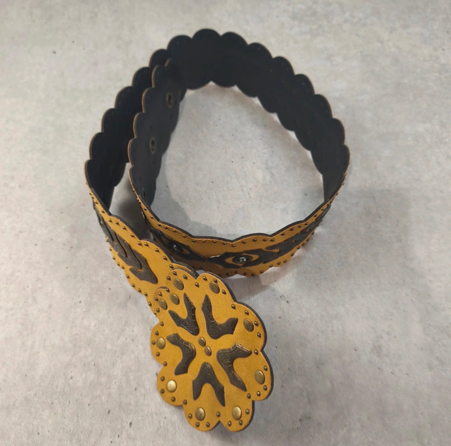 Ceinture Femme Style Country Western Jaune Ocre et Noire - Décorations Métal - #0251